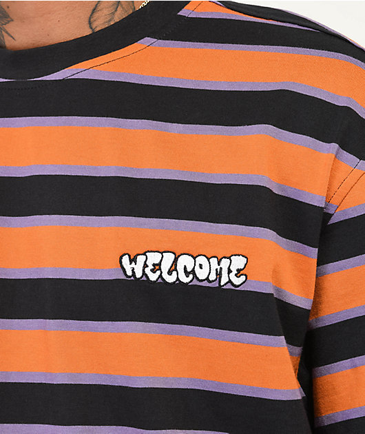 Welcome Cooper Camiseta a rayas en negro, púrpura y anaranjado.