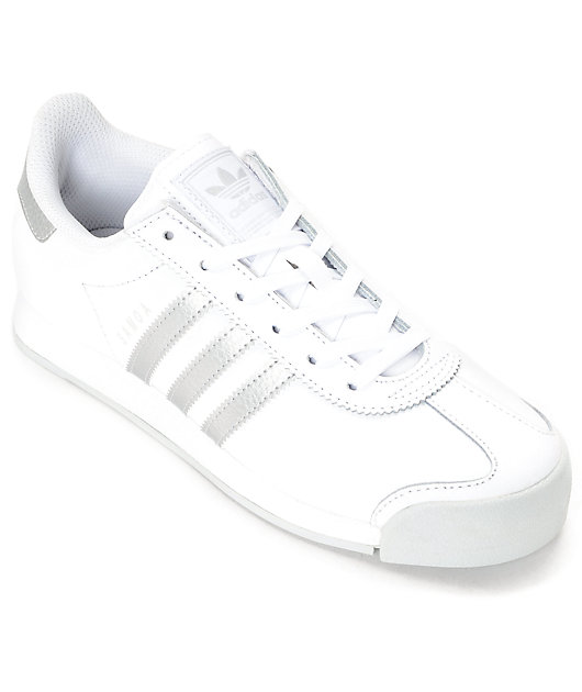 adidas Samoa zapatos en blanco y color plata para mujeres | Zumiez