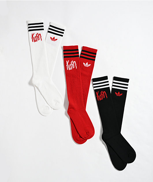 Korn ロゴ入り  ソックス 3色セット adidas x Korn Red, Black & White 3 Pack Crew Socks | Zumiez