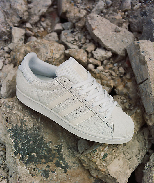 最新☆話題沸騰!アディダス☆Superstar ADV x Vitoria Shoes adidas x Vitória Superstar ADV Cream Skate Shoes | Zumiez