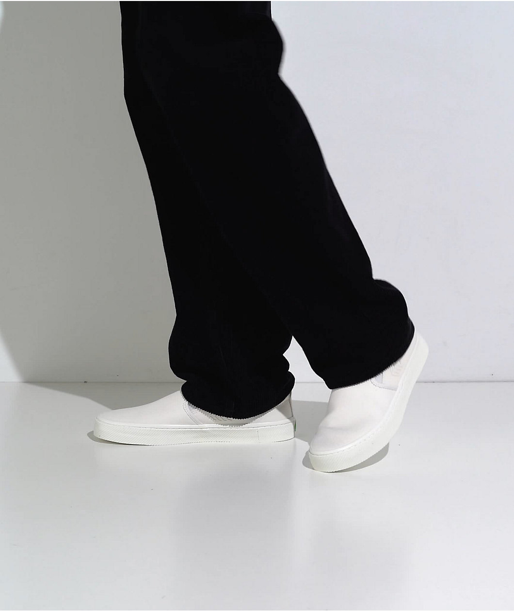 Cariuma Slip-On Off-White Canvas Skate Shoes