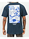 Clase al acecho por Sketchy Tank x Mr. Tucks Capítulo 2 Camiseta azul marino