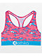 Ethika Chew sostén deportivo rosa y azul